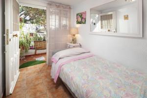 a small bedroom with a bed and a window at Villa Jacaranda in Cala del Moral