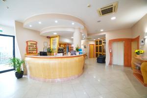 lobby z barem w szpitalu w obiekcie Hotel Vannucci w Rimini