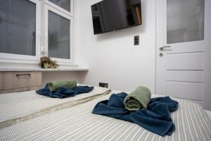 2 camas con toallas azules en una habitación en Relax Apartment By The Parliament en Budapest