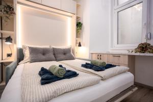 1 dormitorio con 1 cama con toallas en Relax Apartment By The Parliament en Budapest