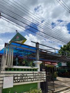 un restaurante con una señal frente a un edificio en Sakura House en Chiang Mai