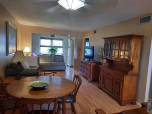 een woonkamer met een tafel en een bank bij 4080 Lake Bayshore Drive in Bradenton