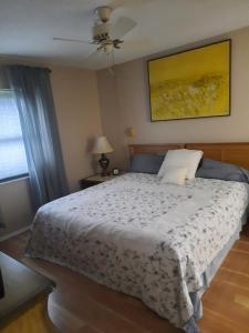 4080 Lake Bayshore Drive في برادنتون: غرفة نوم مع سرير مع لحاف أبيض
