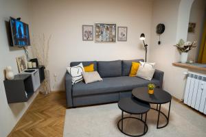 Our Place في صوفيا: غرفة معيشة مع أريكة وطاولة
