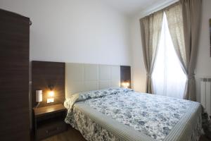 A bed or beds in a room at Hotel Amalfi