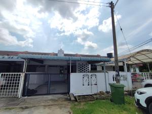 ein Haus mit einem Tor und einem Zaun in der Unterkunft Hermoso Homestay Kota Bharu in Kota Bharu