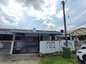 a house with a gate and a fence at Hermoso Homestay Kota Bharu in Kota Bharu