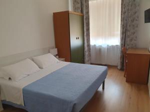 A bed or beds in a room at Hotel Cormorano