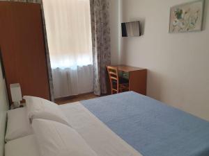 A bed or beds in a room at Hotel Cormorano
