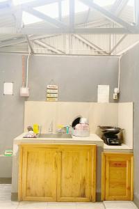 uma cozinha com um lavatório e um balcão em Pondokan Guest House Rinjani Syariah em Bengkulu