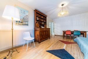 een slaapkamer met een bed, een bureau en stoelen bij L'authentique d'Albertine proche Disneyland in Thorigny-sur-Marne