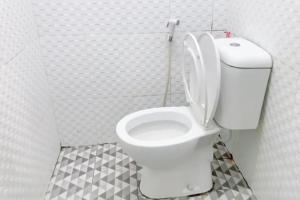 - une salle de bains avec des toilettes blanches dans une cabine dans l'établissement Pondokan Guest House Rinjani Syariah, à Bengkulu