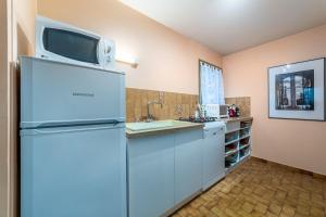 een keuken met een koelkast en een magnetron. bij L'authentique d'Albertine proche Disneyland in Thorigny-sur-Marne