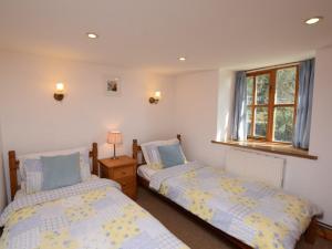um quarto com 2 camas e uma janela em 2 Bed in Merstone IC141 
