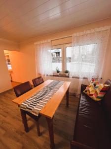 uma sala de estar com uma mesa de madeira e uma janela em Frisch renovierte Ferienwohnung in ruhiger Lage em Braunfels
