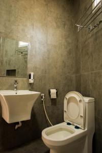 uma casa de banho com um WC e um lavatório em Nima guest house em Nizwa