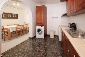 una cucina con lavandino e lavatrice di Zervou House North Corfu a Loútsai