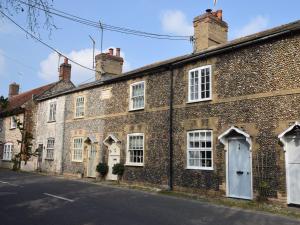 a row of brick houses on a street at 2 Bed in North Creake KT003 in North Creake