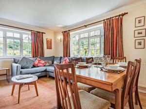 a living room with a table and a blue couch at 3 Bed in Cley-next-the-Sea KT036 in Cley next the Sea