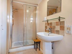 a bathroom with a sink and a shower at 3 Bed in Cley-next-the-Sea KT036 in Cley next the Sea
