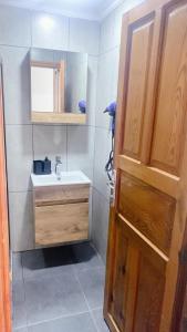 uma casa de banho com um lavatório e um espelho em Caretta Caretta Hotel em Dalyan