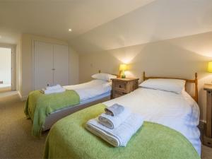 Dos camas en una habitación con toallas. en 2 Bed in Pensthorpe KT002 en Kettlestone