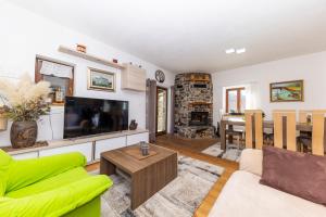 TV/trung tâm giải trí tại SPA HOLIDAY HOUSE REŽEK - Lovinac