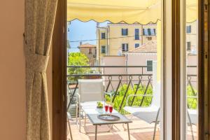 einen Balkon mit Aussicht, einem Tisch und Stühlen in der Unterkunft Hotel Villa Tiziana in Lido di Venezia