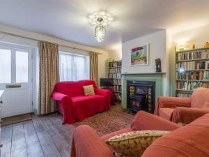 a living room with a couch and a fireplace at 2 Bed in Little Walsingham KT158 in Little Walsingham