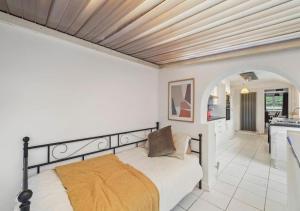um quarto com uma cama num quarto com uma cozinha em 3 Bedroom House, great location - Big special offer for long-term stays em North Hykeham