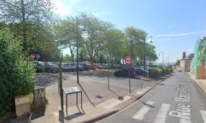 une rue vide avec des voitures garées dans un parking dans l'établissement Jacuzzi® - La petite Romantique - FloBNB, à Laon