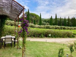 un jardín con mesa y flores púrpuras en Domaine des Lavarines, en Morières-lès-Avignon