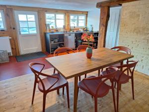 布科的住宿－Alte Schmiede Buckow，一间带木桌和椅子的用餐室