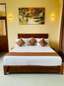 a bedroom with a large bed in a room at Rock n Fall Nature Resort in Ella