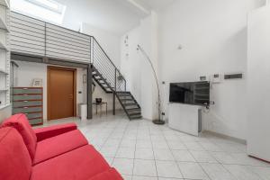米蘭的住宿－Throat house，一间带红色沙发的客厅和楼梯
