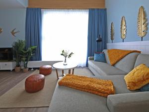 a living room with a couch and a table at Seebrücke Heringsdorf - 1-Raum-Appartement mit Balkon S10 in Heringsdorf