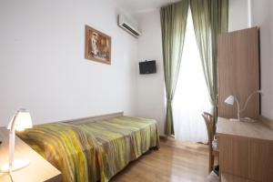 A bed or beds in a room at Hotel Amalfi