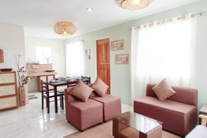sala de estar con sofá y mesa en 2B Tiny Home in Iba Zambales en Iba