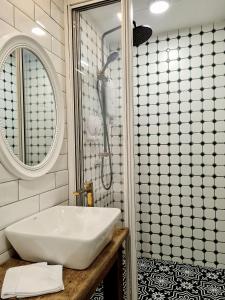 y baño con lavabo blanco y ducha. en Stewart Hotel at 67 By EVR - Newly Renovated 2024 en George Town