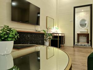 uma sala de estar com uma mesa de vidro e um espelho em Stewart Hotel at 67 By EVR - Newly Renovated 2024 em George Town