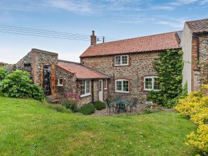 a brick house with a garden in front of it at 2 Bed in Salthouse NCC15 in Salthouse