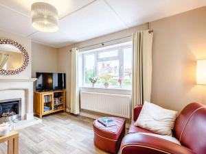 salon z kanapą i kominkiem w obiekcie 2 Bed in Holt 73518 w mieście Holt