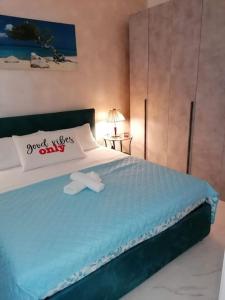 Un dormitorio con una cama grande con una toalla. en Fiumicino Aeroporto Casa Vacanze Iris, en Fiumicino
