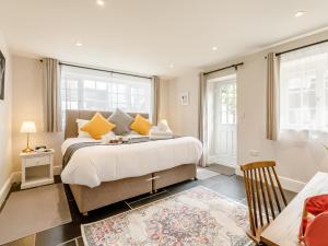 - une chambre avec un grand lit et des oreillers jaunes dans l'établissement 4 Bed in Exmoor 64340, à Challacombe