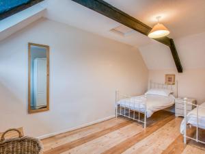 1 dormitorio con litera y espejo en 2 Bed in Kelling NCC25, en Kelling