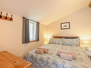 een slaapkamer met een bed met 2 kussens erop bij 2 Bed in Holt NCC08 in Holt