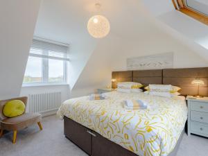 A bed or beds in a room at 2 Bed in Isle of Purbeck DC118