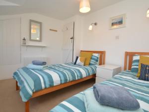 two beds sitting next to each other in a bedroom at 2 Bed in Charmouth DC077 in Charmouth