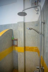 ウナワトゥナにあるTHE CHILLI STUDIO APARTMENTのバスルーム(ガラスドア付きのシャワー付)