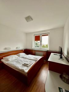 Postel nebo postele na pokoji v ubytování HOTEL ZELENÝ DVOR
